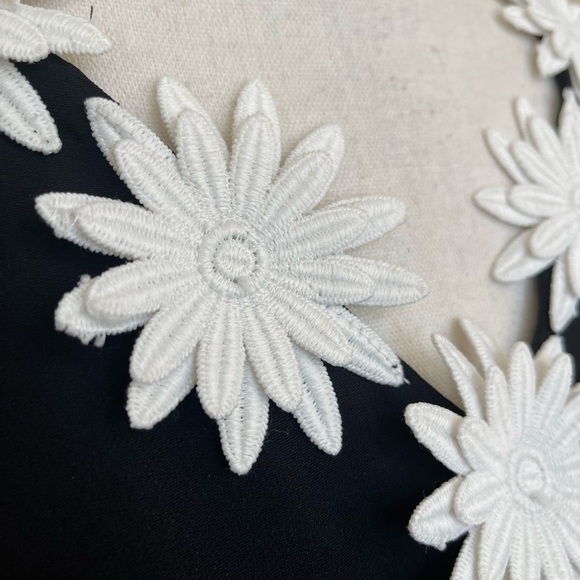 Naeem Khan NK32 Black Crepe Halter Gown with White Daisy Appliqué, Size 4 - Picture 10 of 16